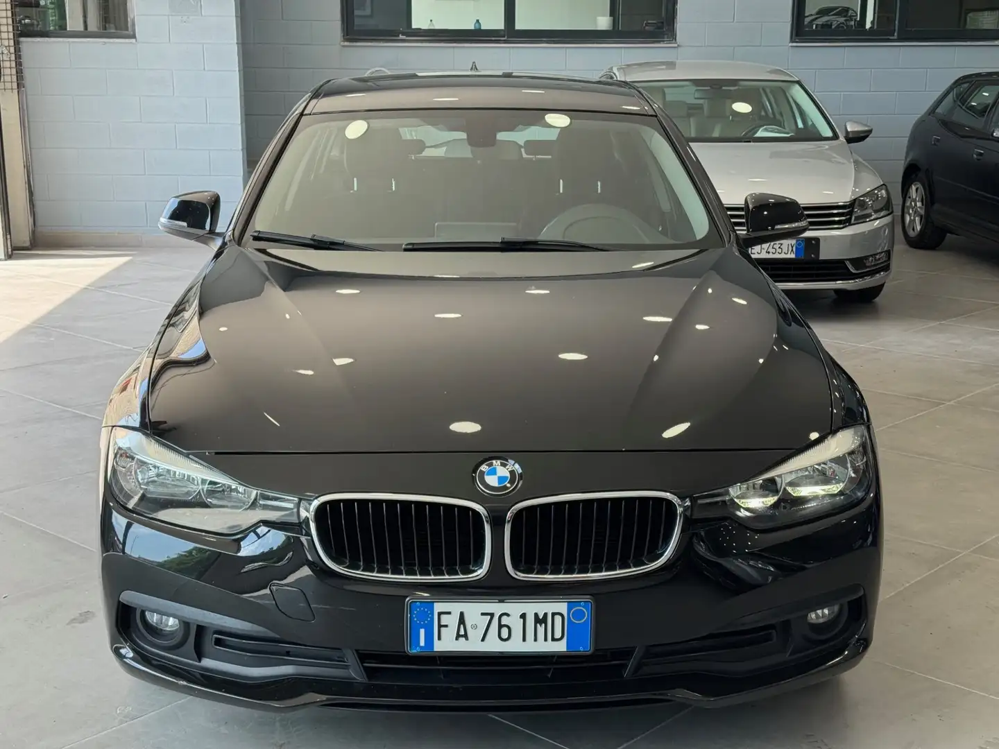 BMW 318 318d xDrive Touring Luxury Nero - 2