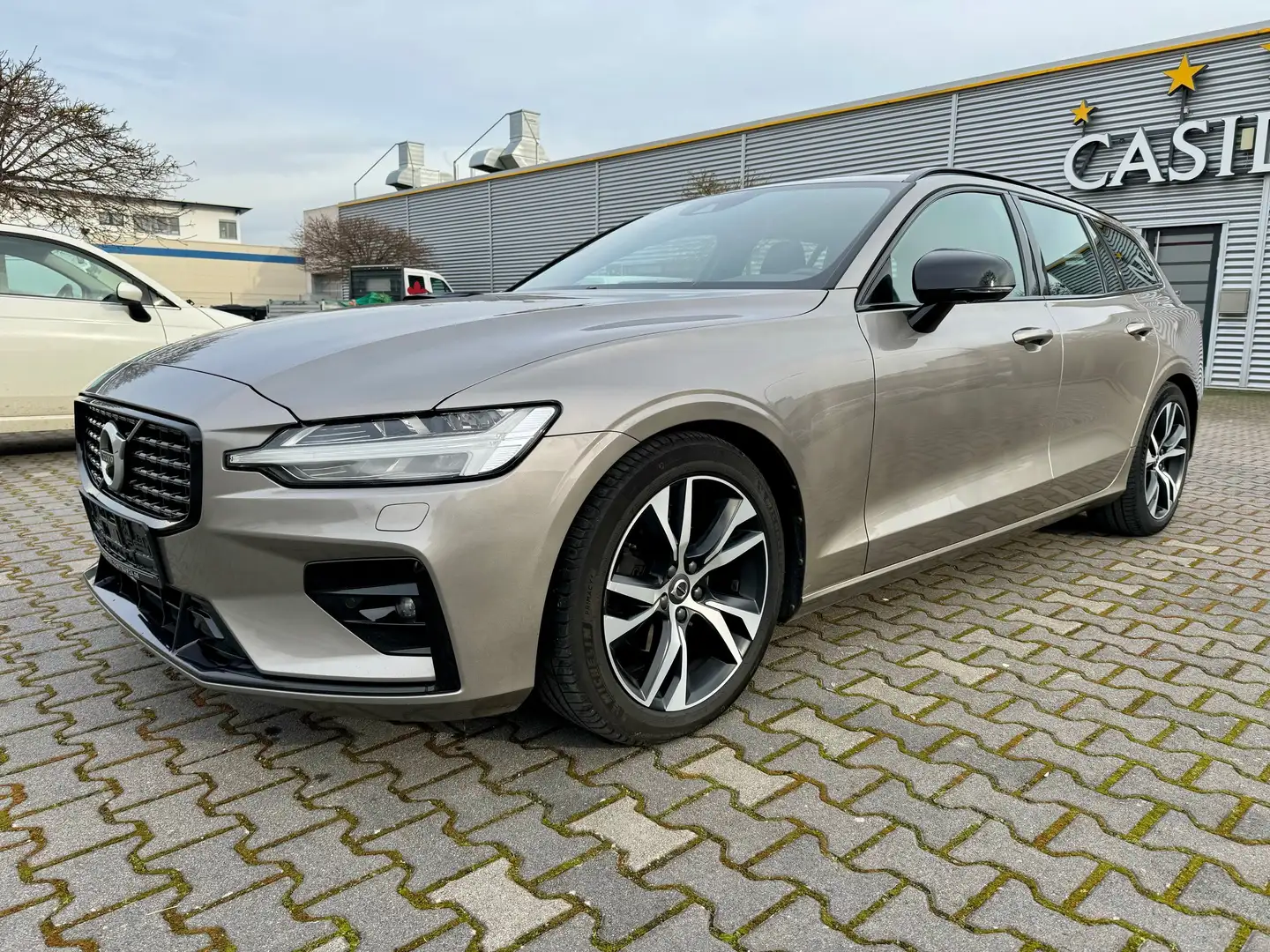 Volvo V60 D3 Automatik R-Design NAVI + F-LED + 360-CAM + AHK Grau - 1