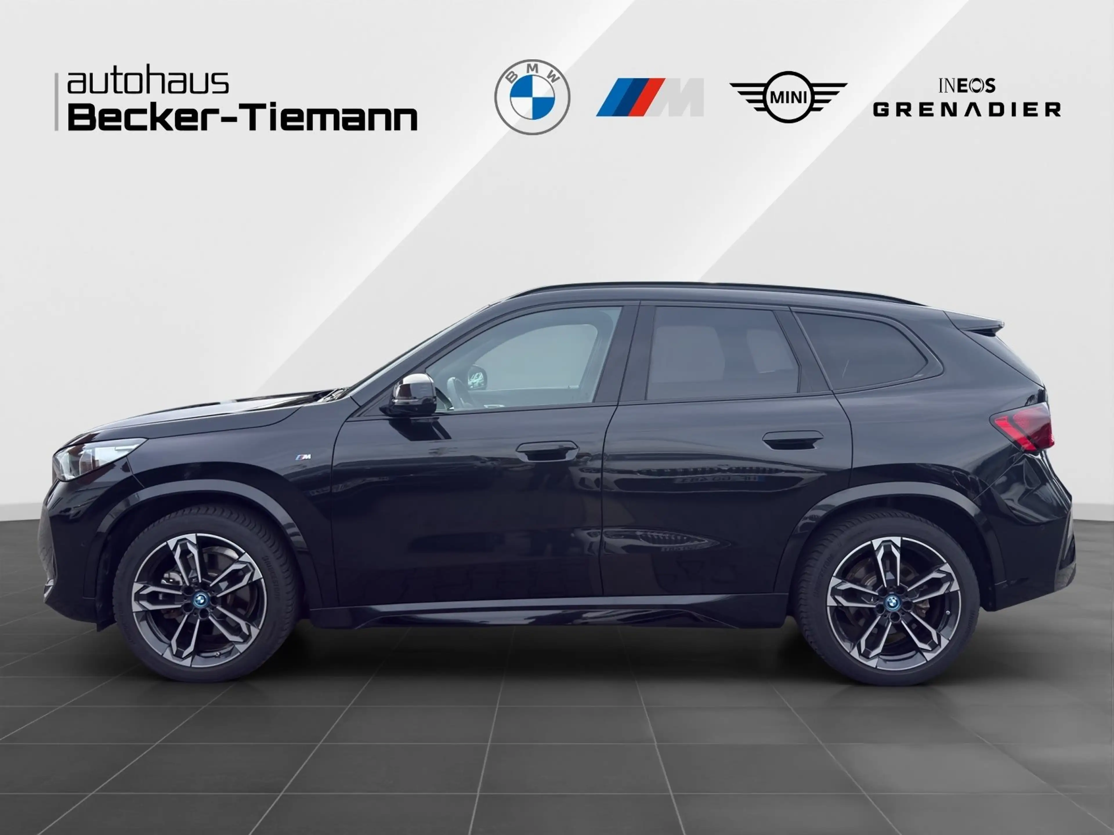 BMW iX 1 xDrive30 *M SPORT*AHK*ADAPT LED*HK-SOUND*DRIVING — photo 3