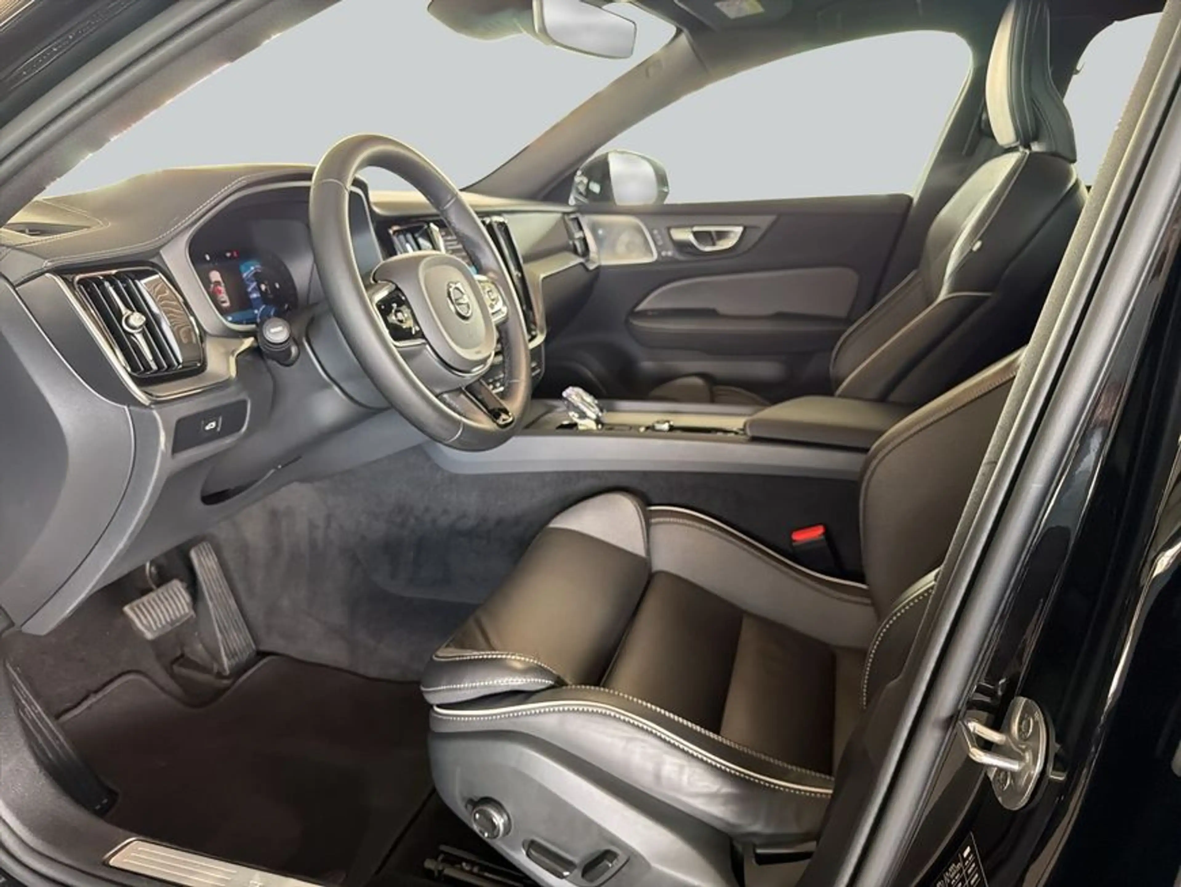 Volvo V60 Cross Country V60 Cross Country B5 B AWD Ultimate — photo 8