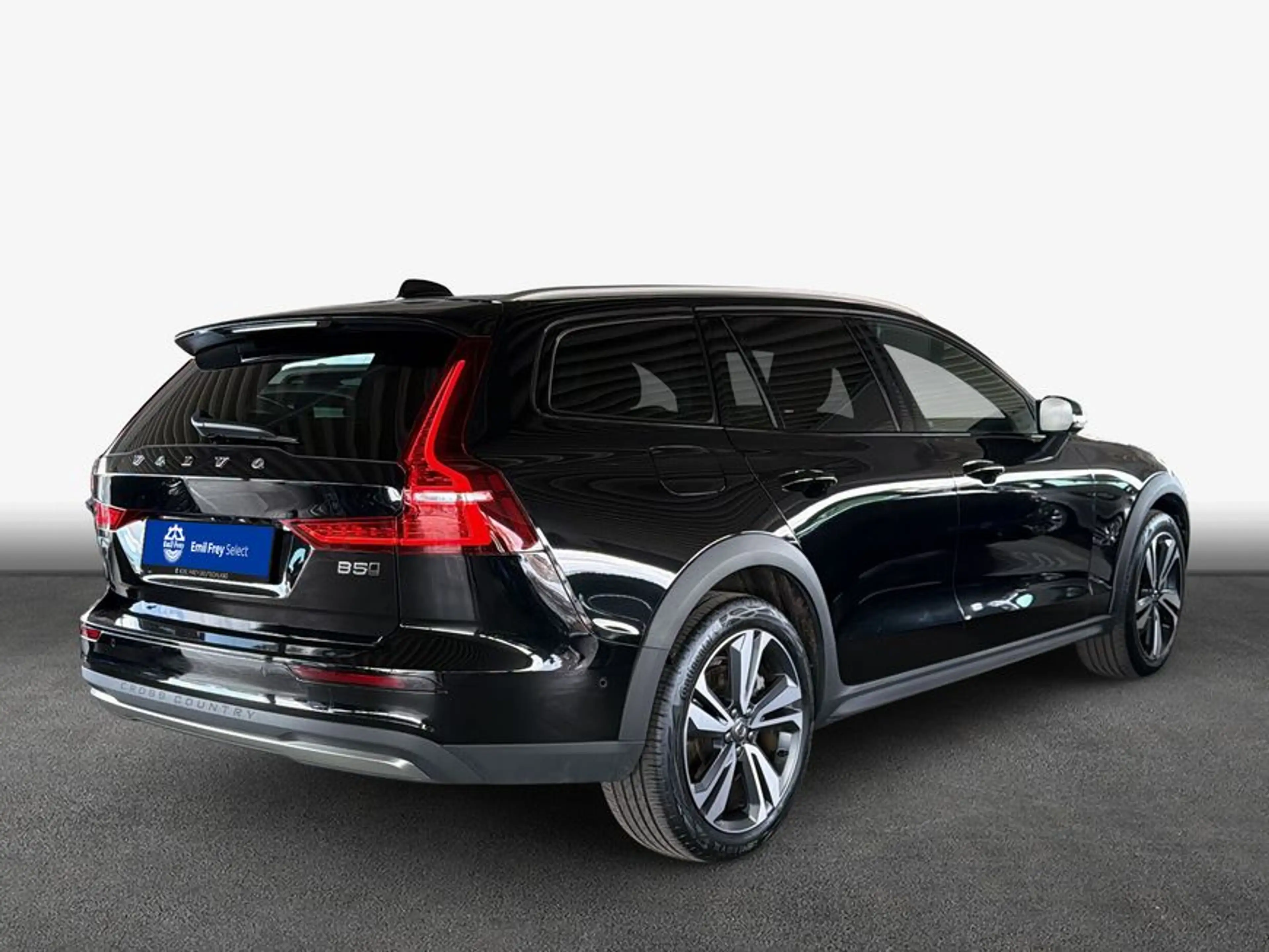 Volvo V60 Cross Country V60 Cross Country B5 B AWD Ultimate — photo 2