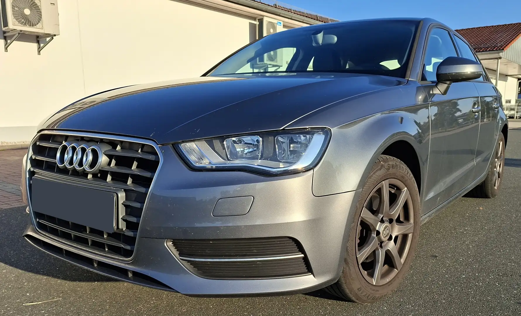 Audi A3 1.4 TFSI Sportback Attraction Šedá - 2