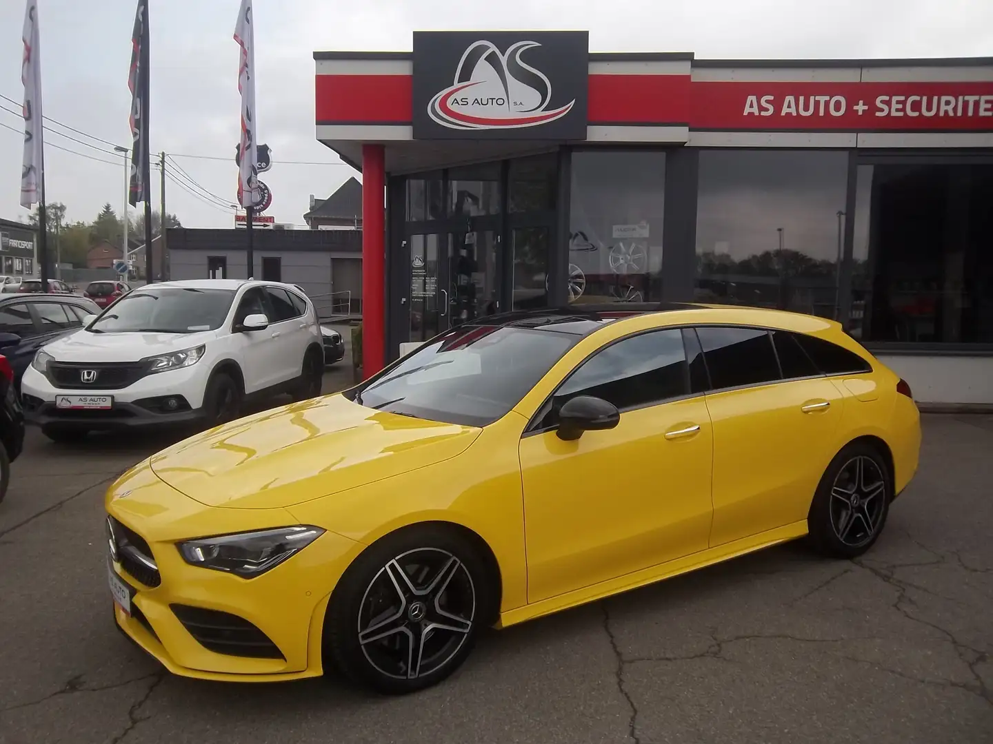 Mercedes-Benz CLA 200 D 150cv Shooting Brake "AMG Line" Amarillo - 1