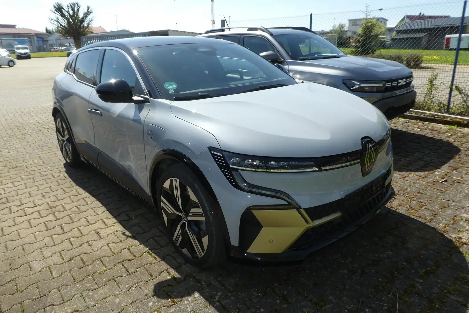 Renault Megane E-Tech Mégane EV60 220 Iconic 160 kW (218 PS), Automat... Grijs - 1