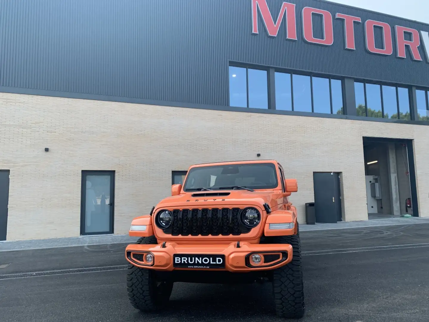 Jeep Wrangler Unlimited 2.0T GME Sahara 272 8ATX Naranja - 1