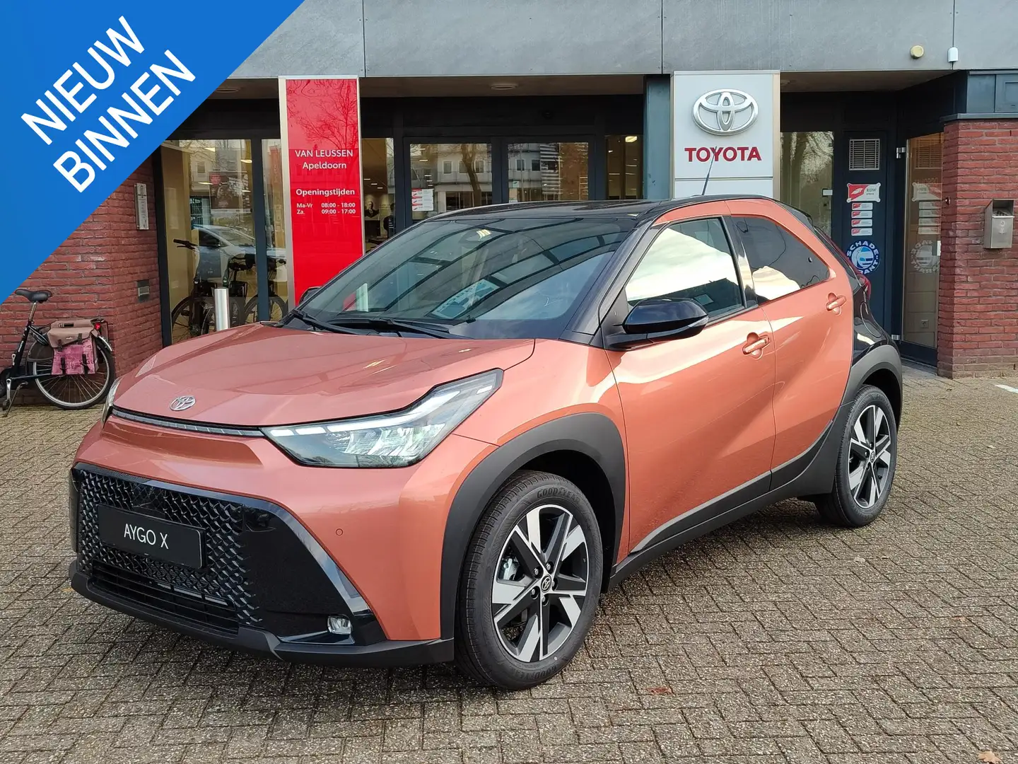 Toyota Aygo X Hybrid 115 PULSE NIEUW MODEL! PARK-SENSOREN KEYLES Schwarz - 1