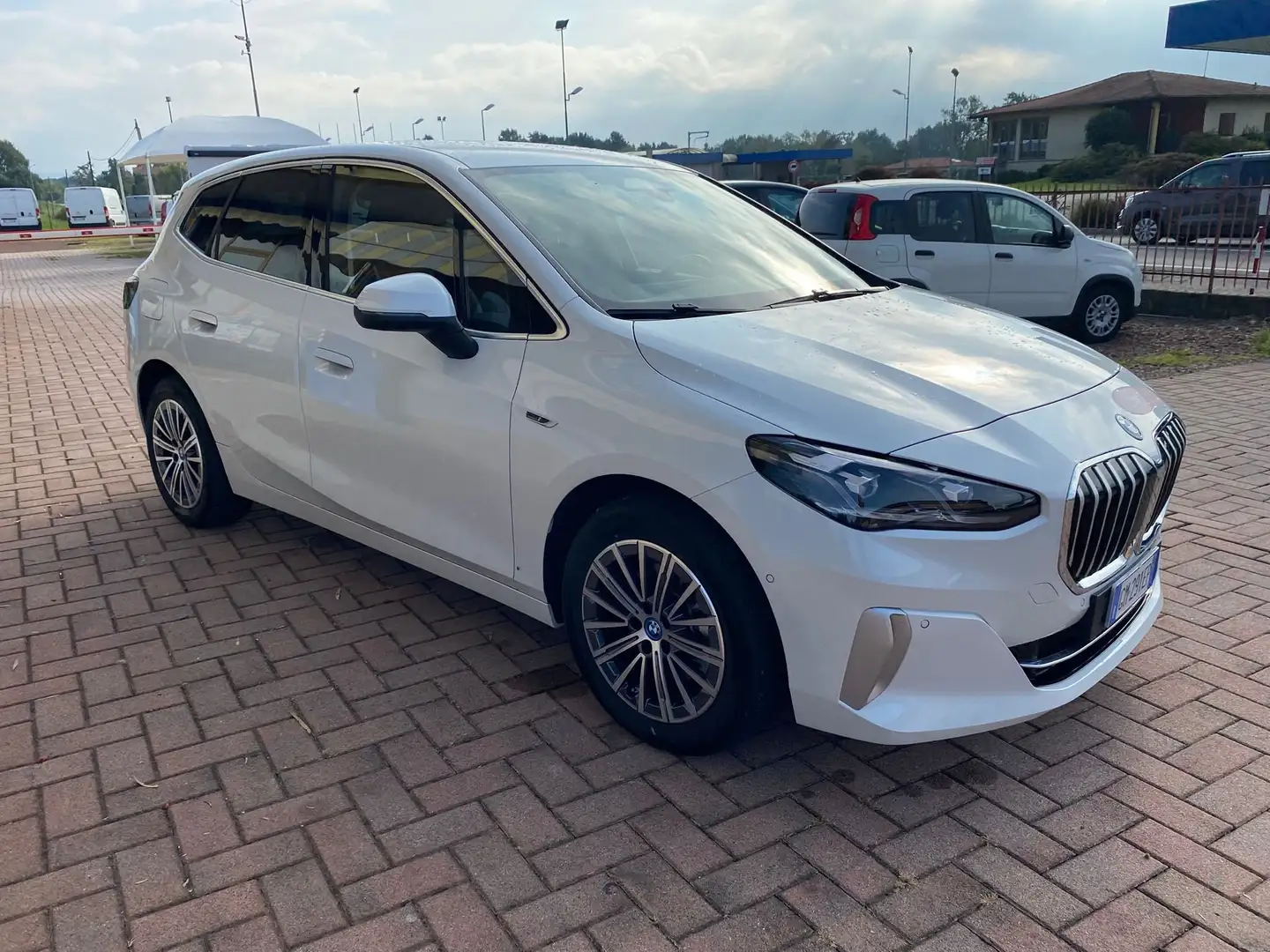 BMW 225 Active Tourer 225e xdrive Luxury auto Bianco - 2