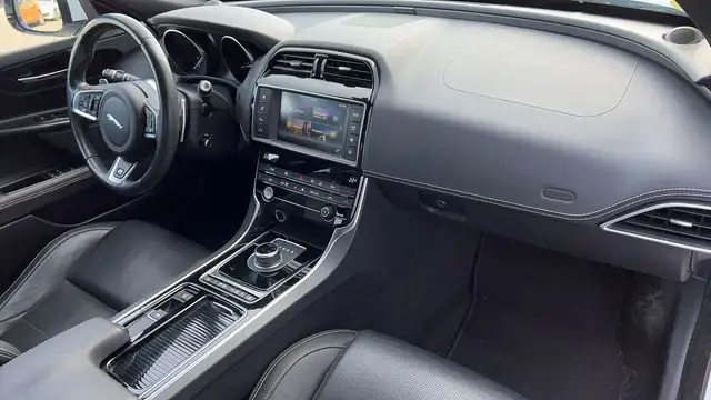Jaguar XE view 10