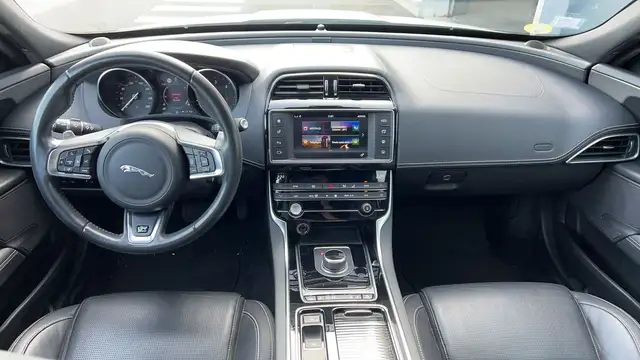 Jaguar XE view 11