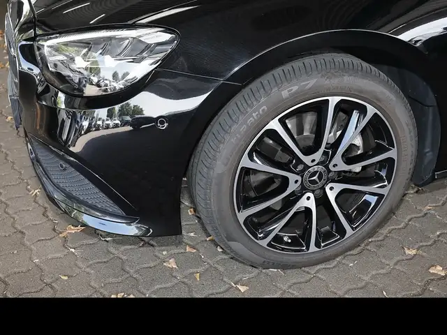 Mercedes-Benz E-Class view 4