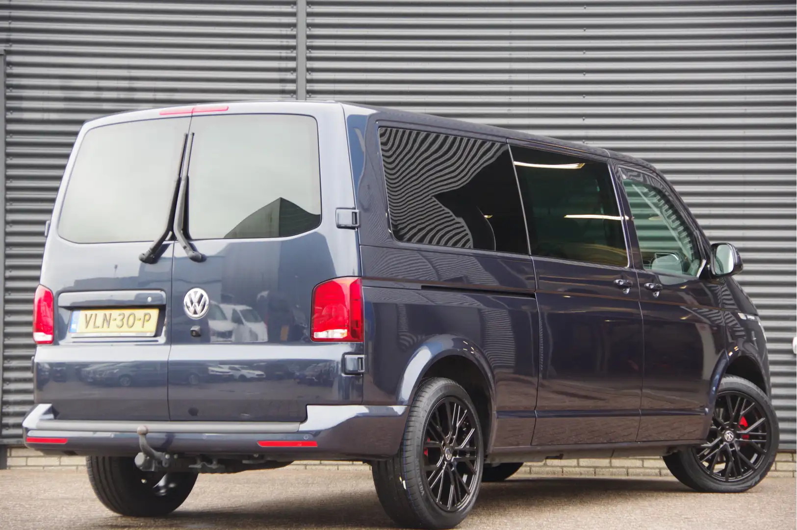 Volkswagen T6.1 Transporter 2.0 TDI L2 BULLI DC-5P, AUT. LED, LEDER, TREKHAAK, Bleu - 2