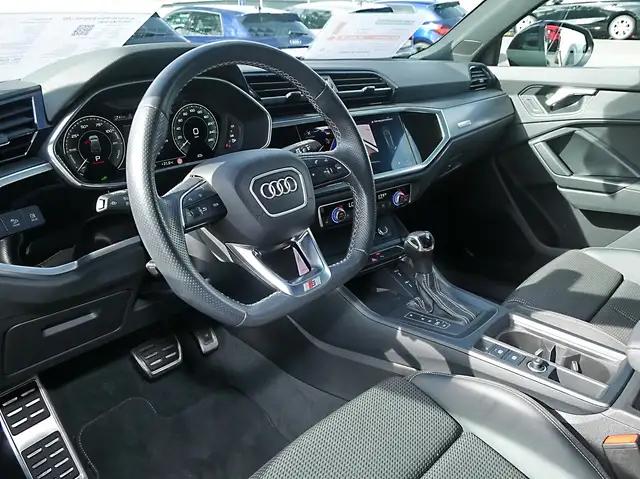 Audi Q3 view 8