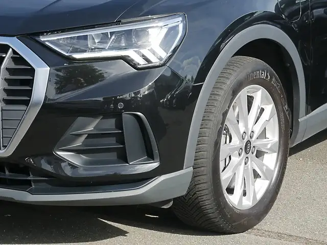 Audi Q3 view 11