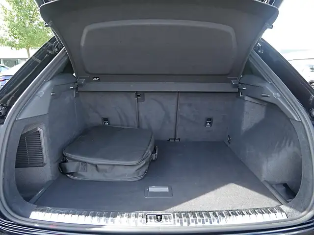 Audi Q3 view 10