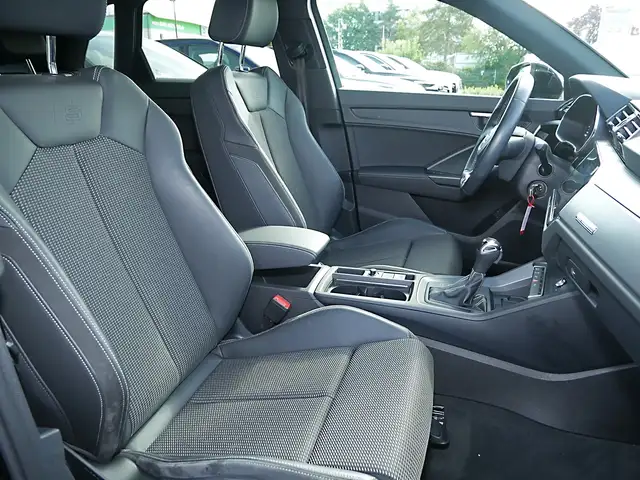 Audi Q3 view 6