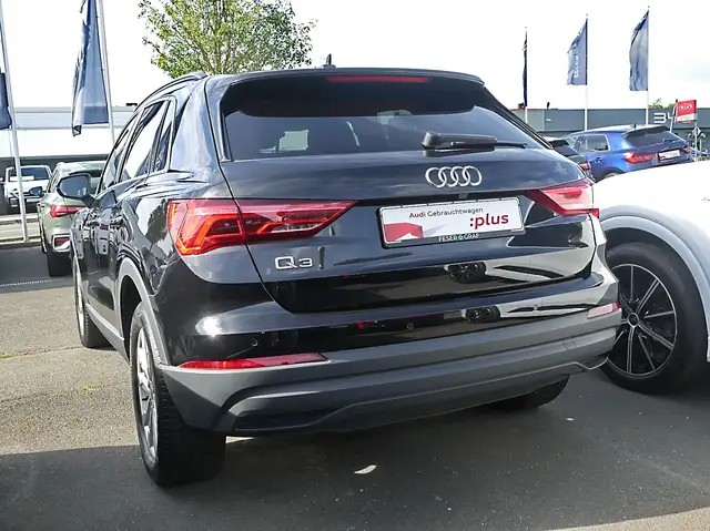 Audi Q3 view 4