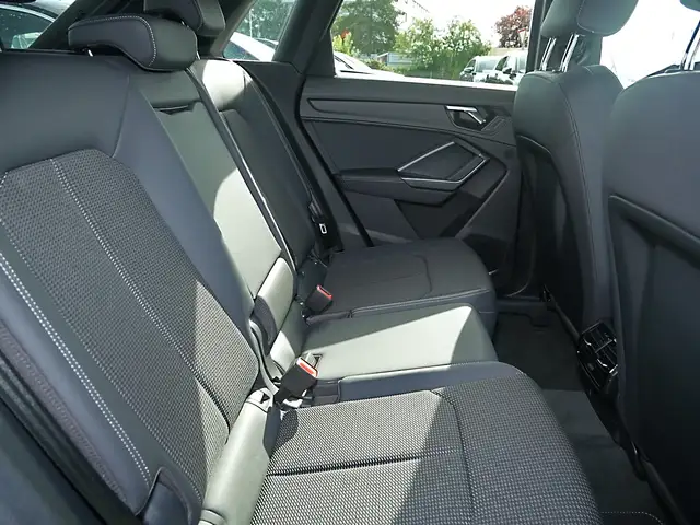 Audi Q3 view 7