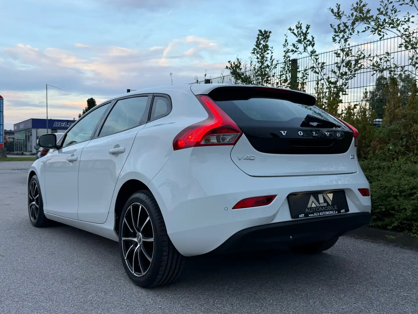 Volvo V40 Kinetic D2 2.Besitz! Weiß - 2