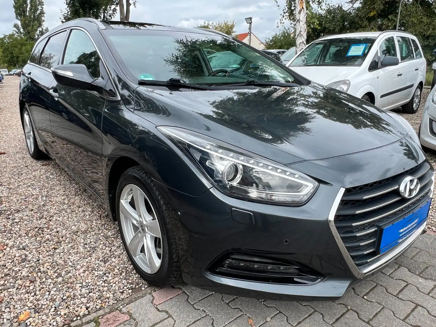 Hyundai i40 cw blue Premium*1.HD*Aut*Navi*Kamera*TÜV NEU Gris - 2