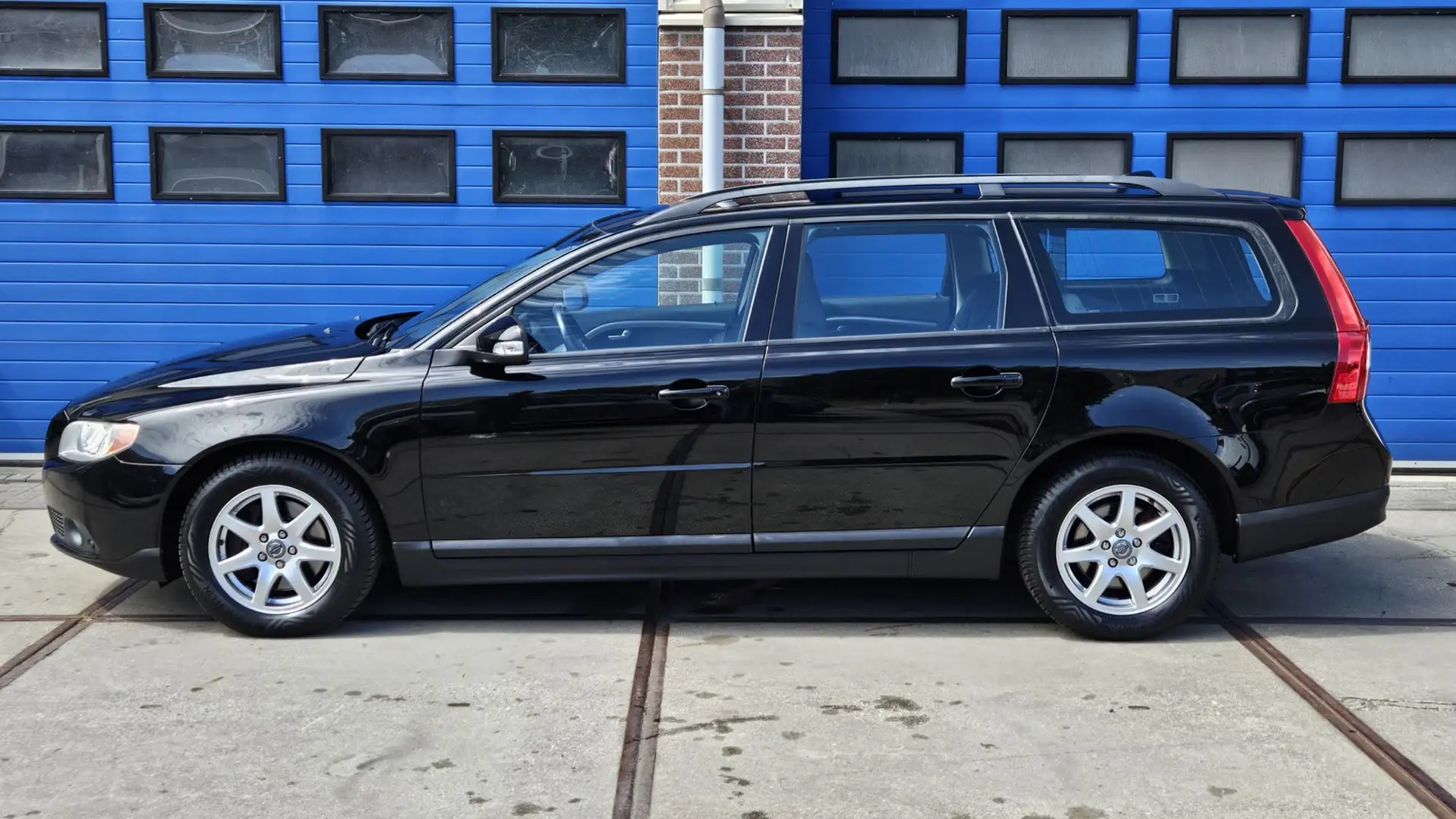 Volvo V70 2.4 D5 Momentum Automaat Export Noir - 2
