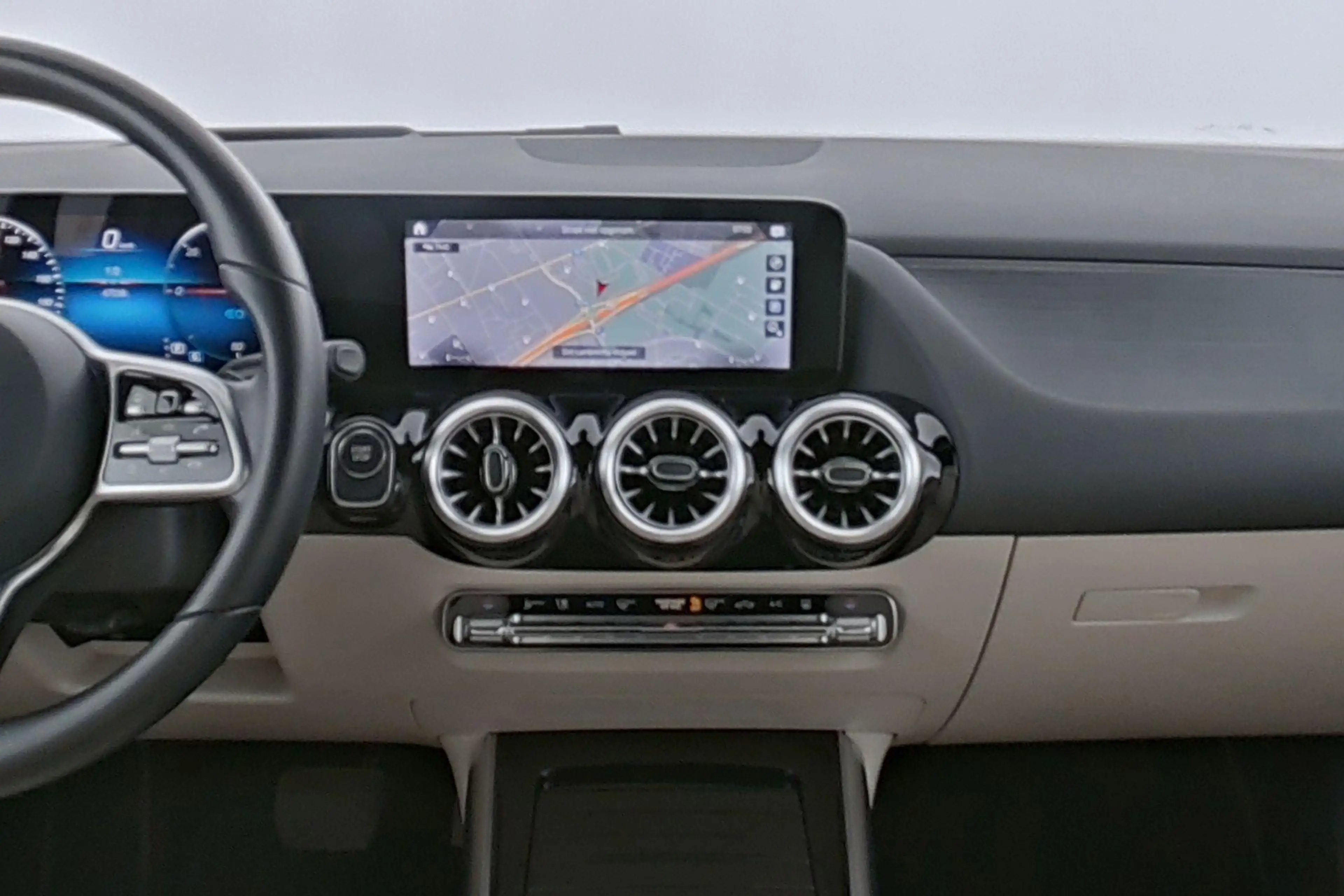 Mercedes-Benz EQA 350 4MATIC Luxury Line EQA 350 4MATIC — photo 15