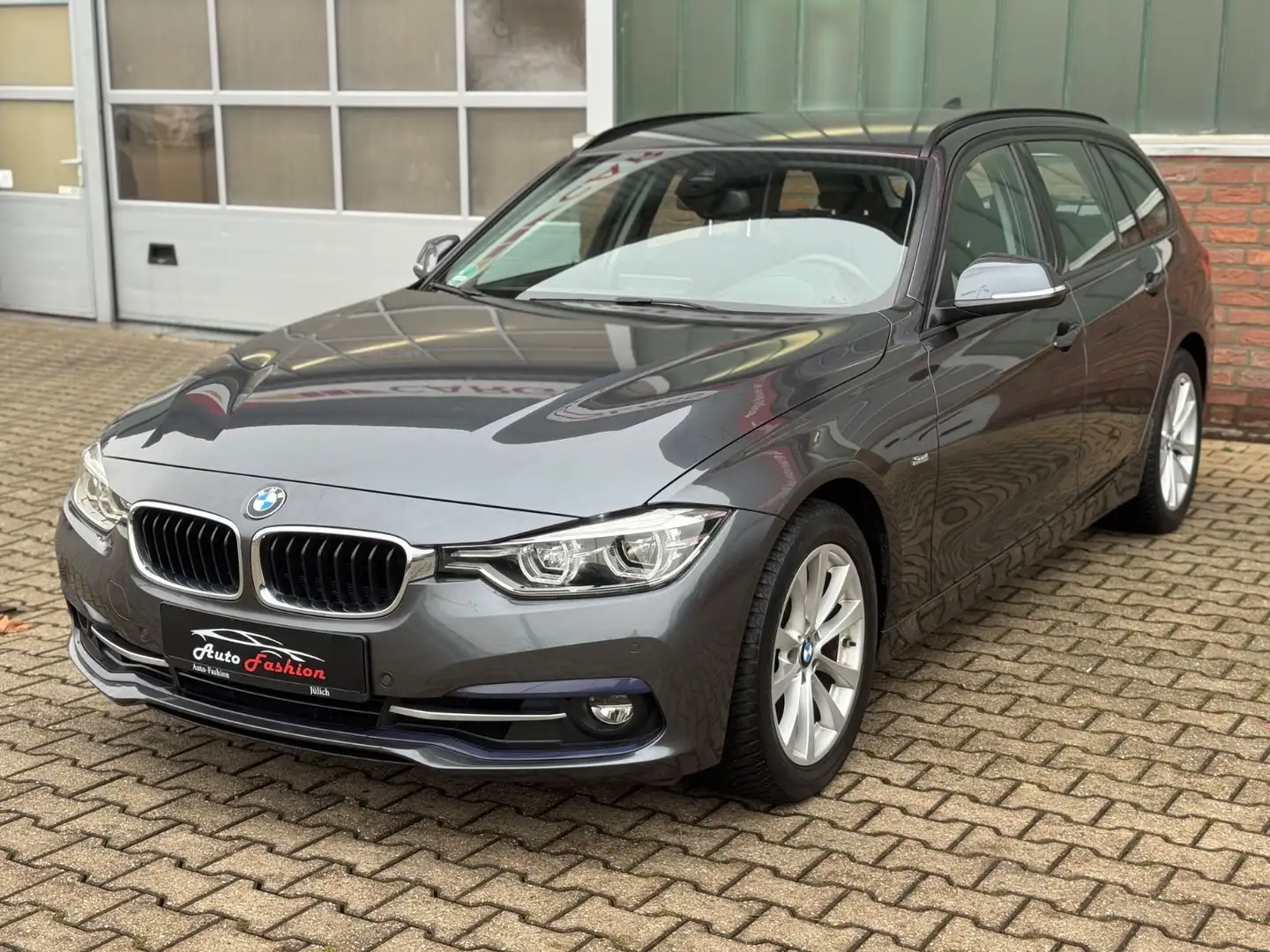 BMW 330 i Autoamtik Touring 330 i Sport Line Grau - 1
