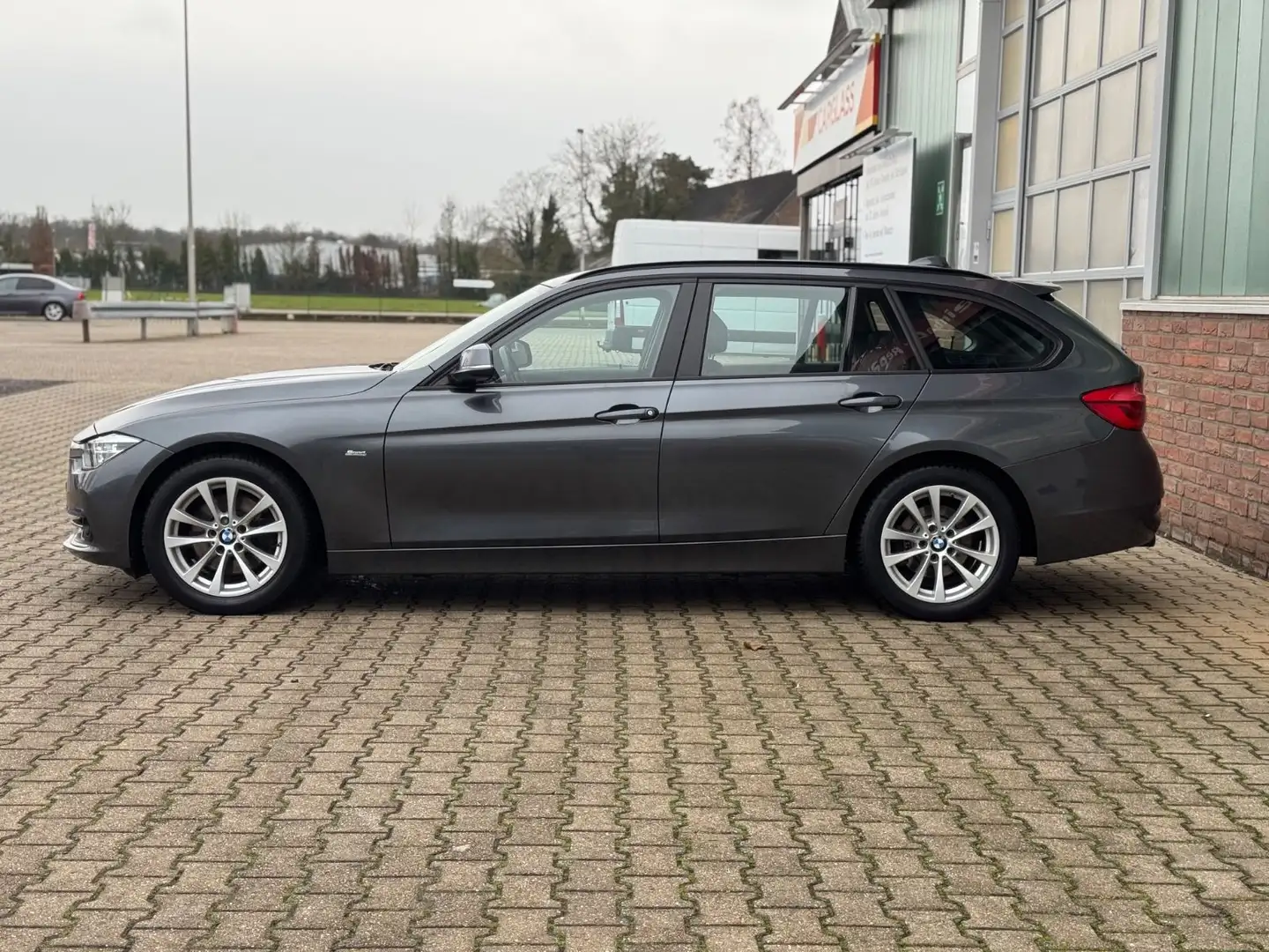 BMW 330 i Autoamtik Touring 330 i Sport Line Grau - 2