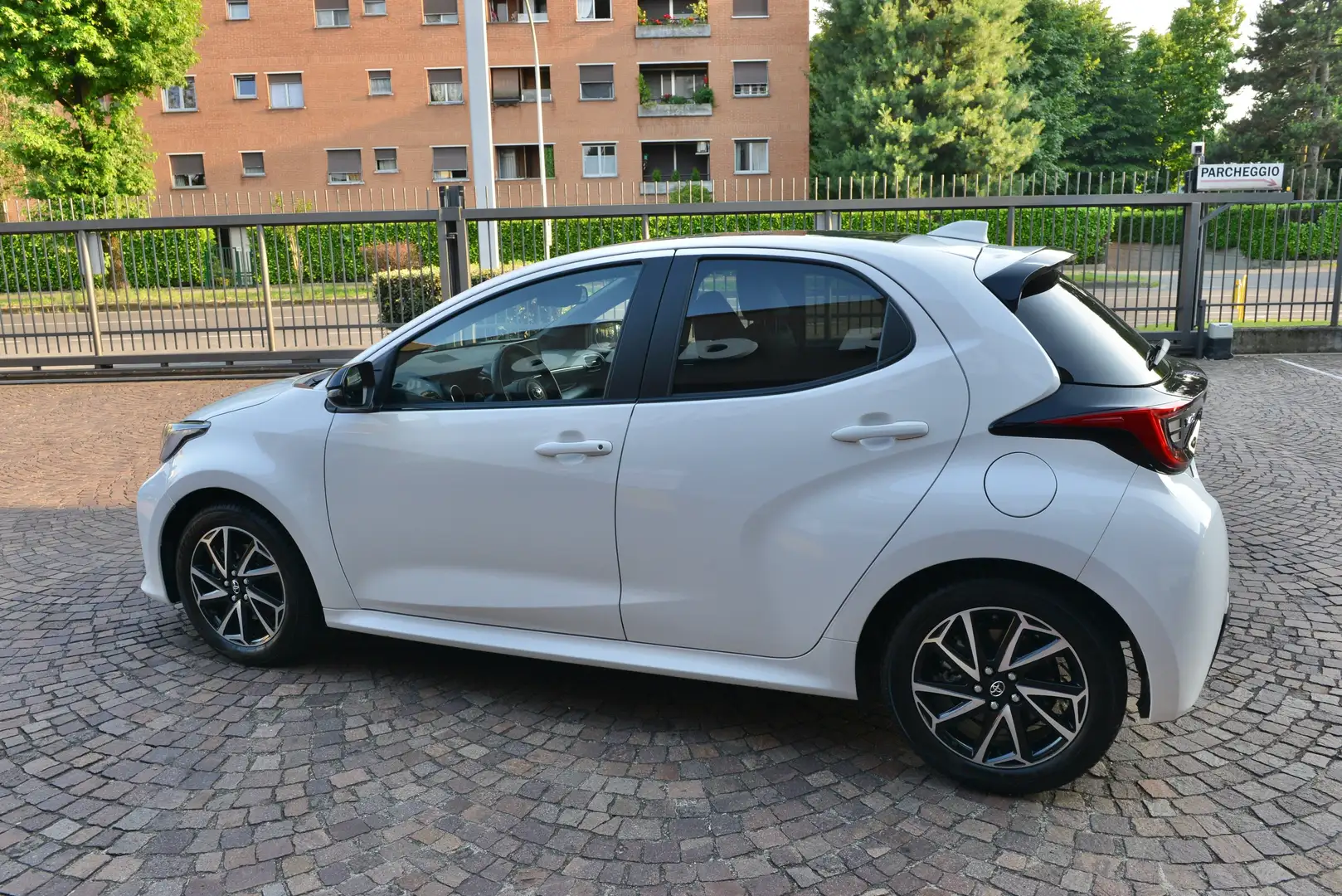 Toyota Yaris Yaris 1.5 HYBRID Lounge  1 PROPRIETARIO KM 34115 ! Weiß - 2