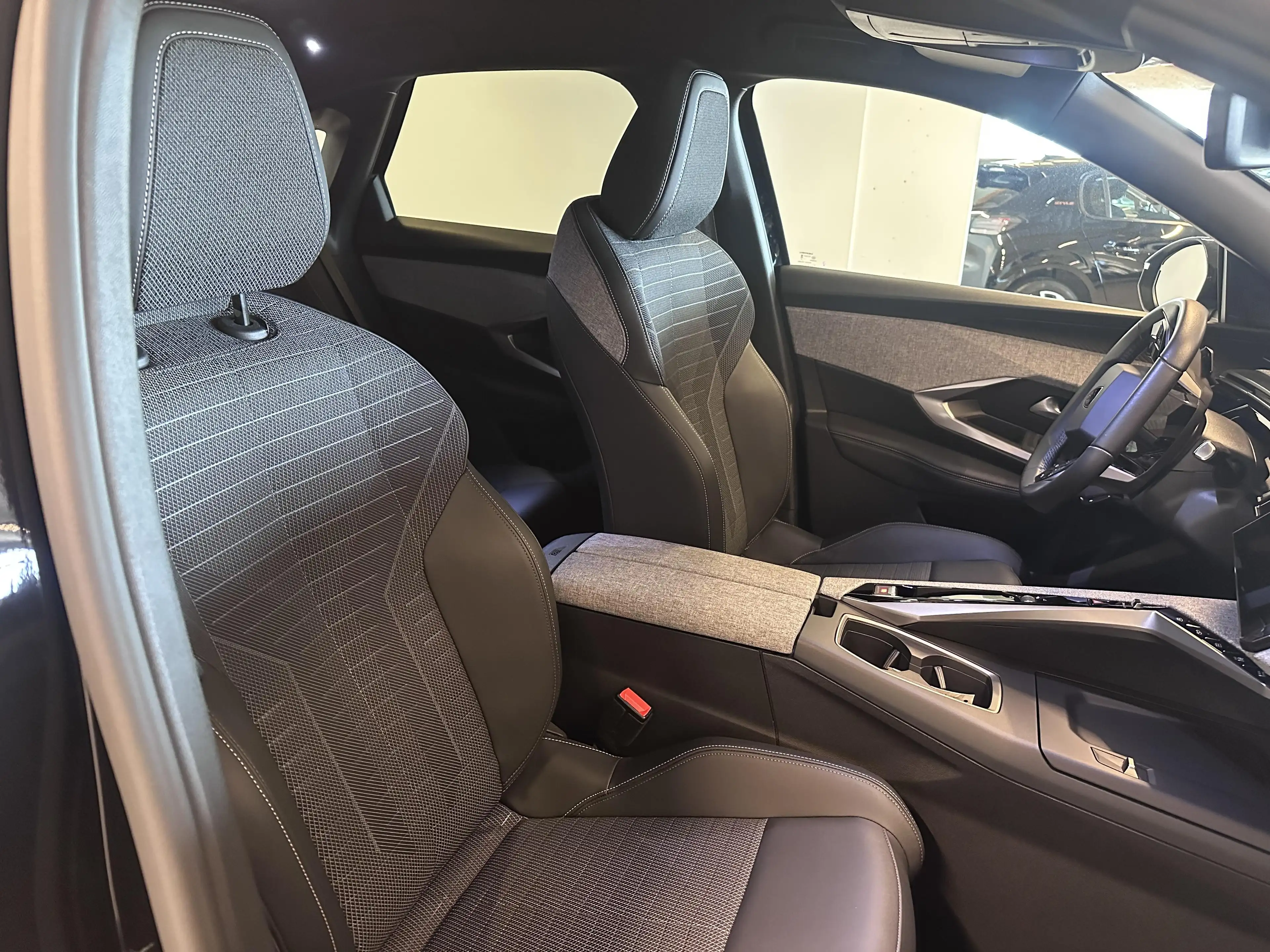 Peugeot 3008 ALLURE 1.2 MILD Hybrid e-DSC6 — photo 2