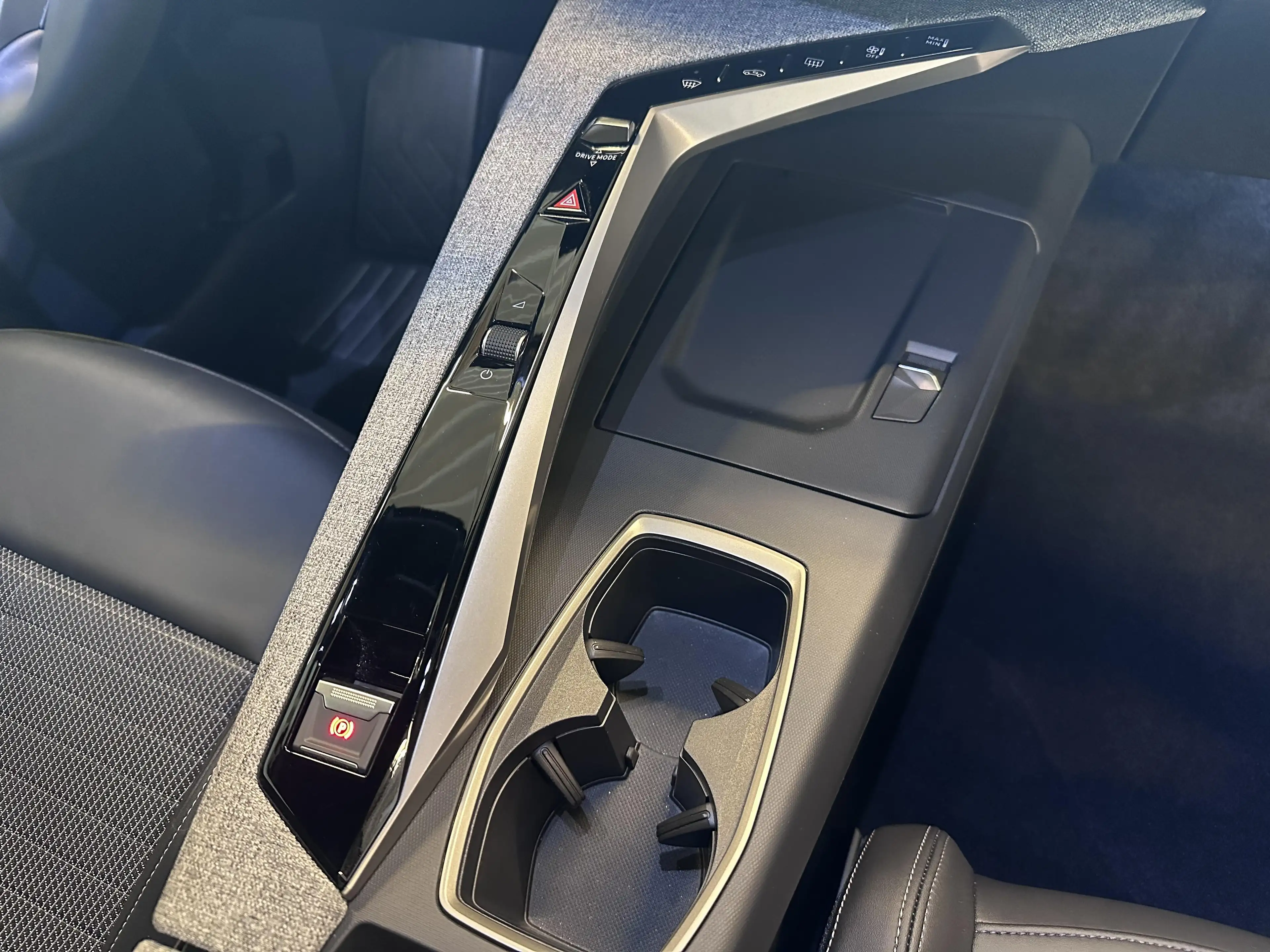 Peugeot 3008 ALLURE 1.2 MILD Hybrid e-DSC6 — photo 5