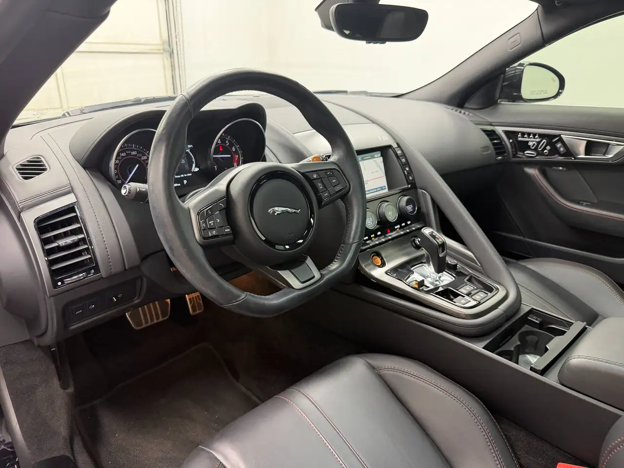 Jaguar F-Type снимка Jaguar F-Type
