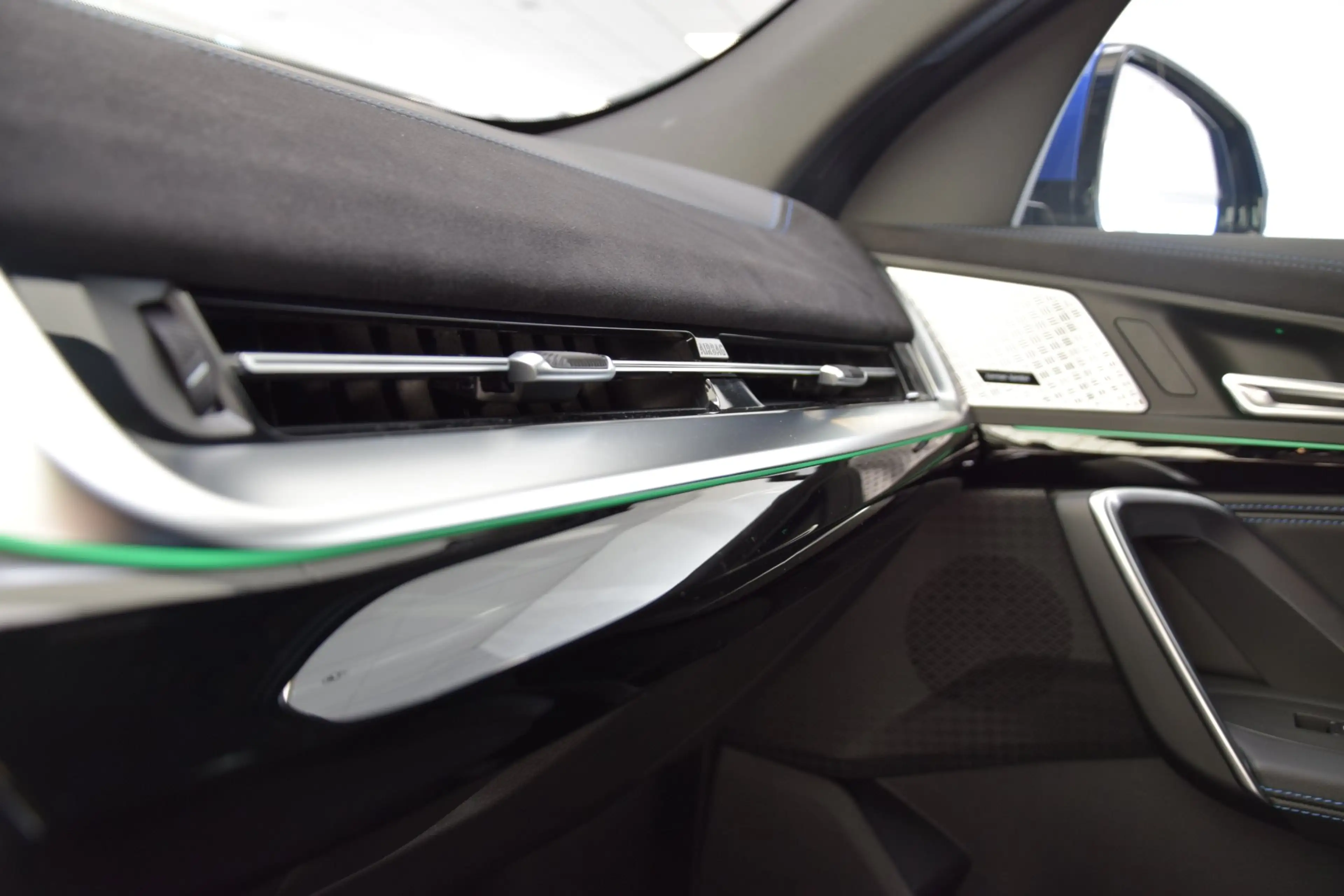 BMW iX2 iX2 eDrive20 — photo 10