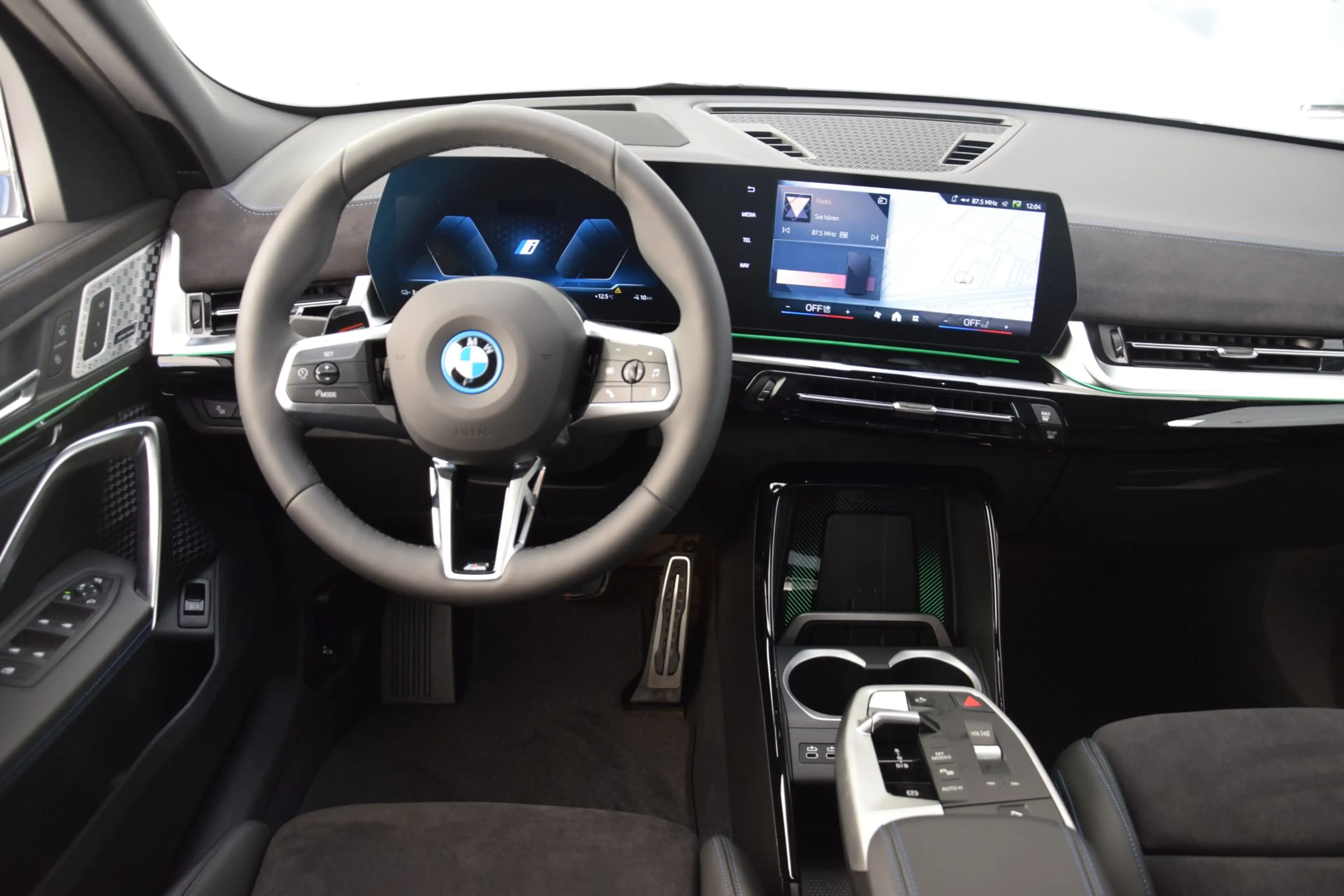 BMW iX2 iX2 eDrive20 — photo 11