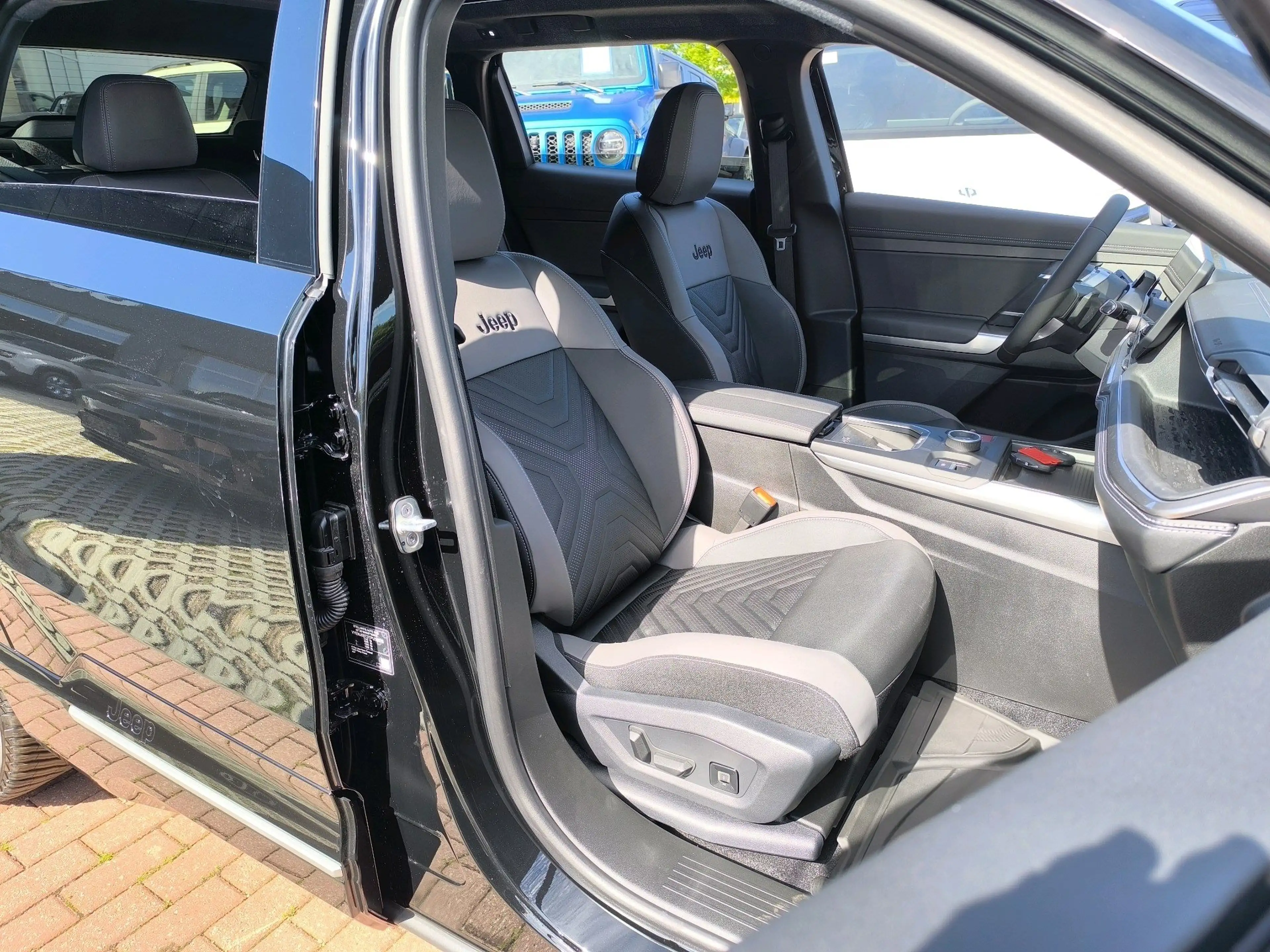 Jeep Compass E-Hybrid 1.2 eDCT 107 kW First Edition — photo 11