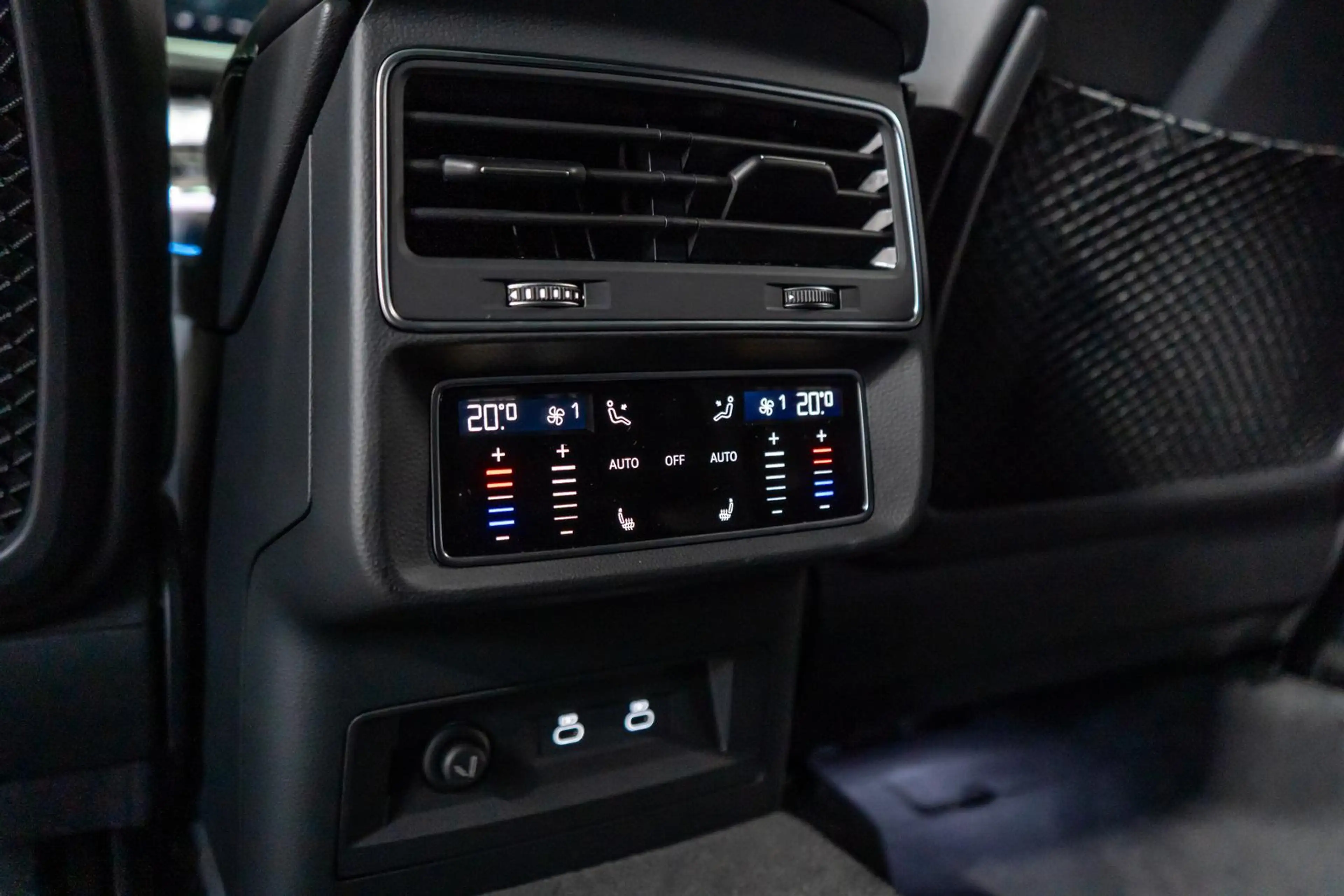 Audi SQ8 4.0 TFSI quattro AHK SHZ PANO HUD B&O STHZ — photo 17