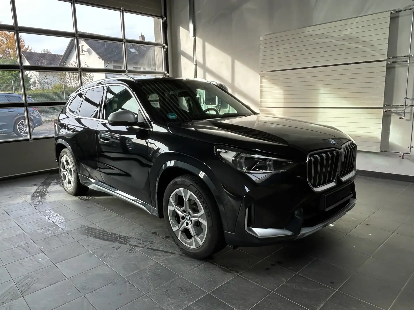 BMW iX1 30 xDrive xLine Leder_Panorama_HarmanKardon_Headup Noir - 2