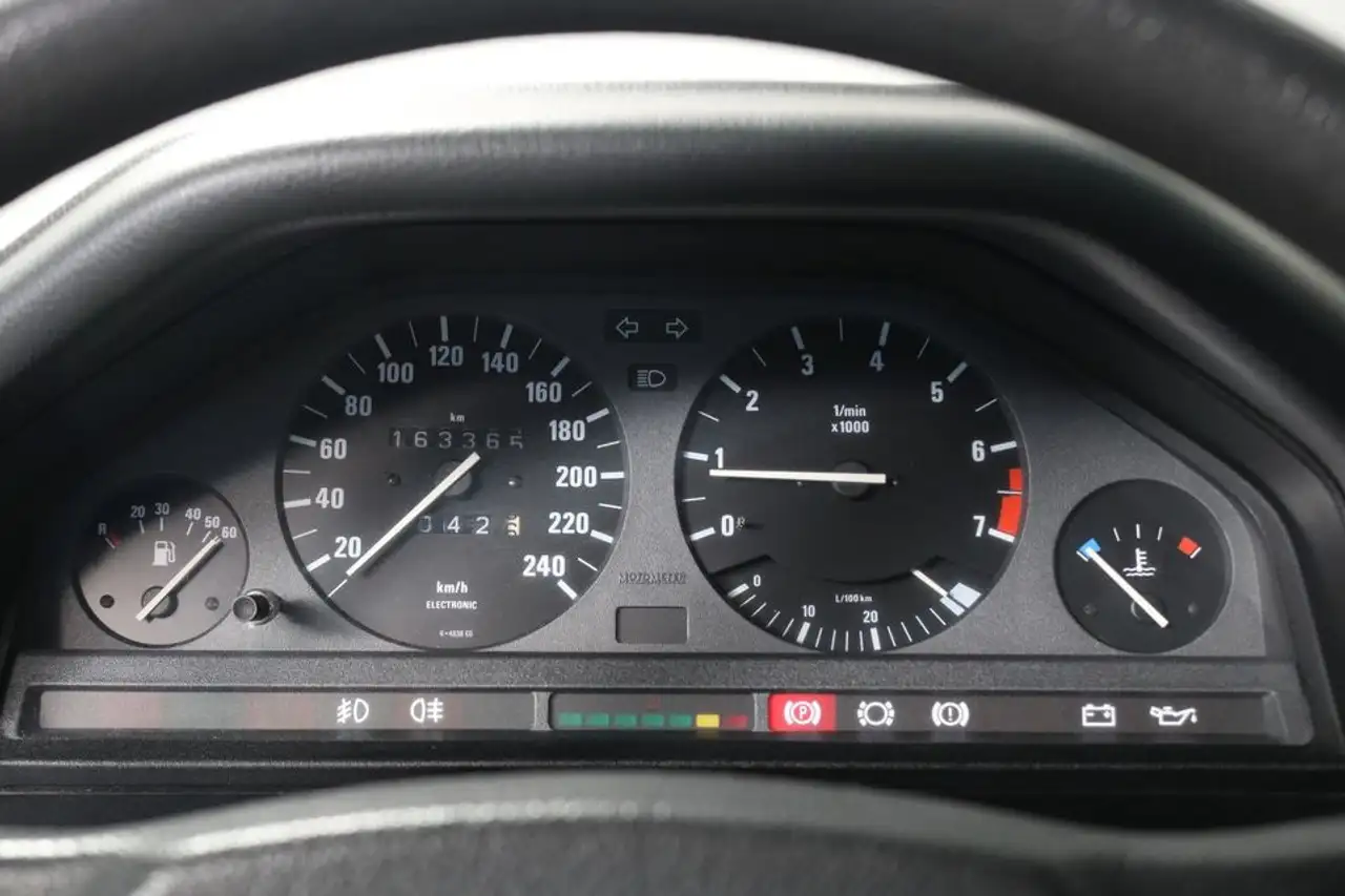 BMW 320i, foto 11
