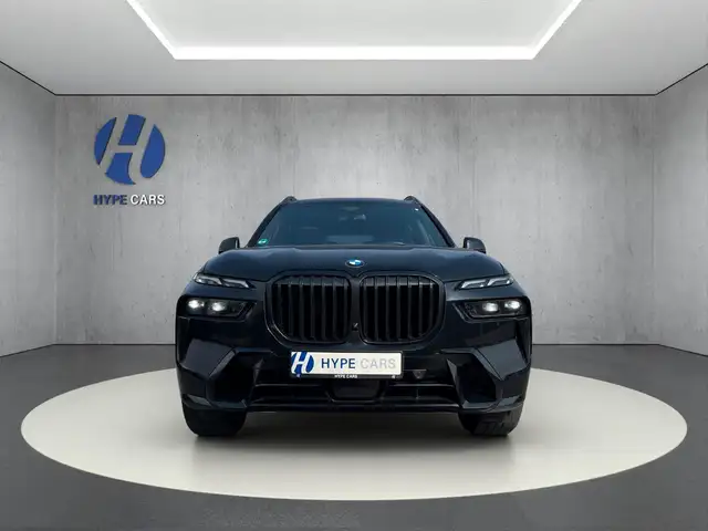BMW X7 view 2