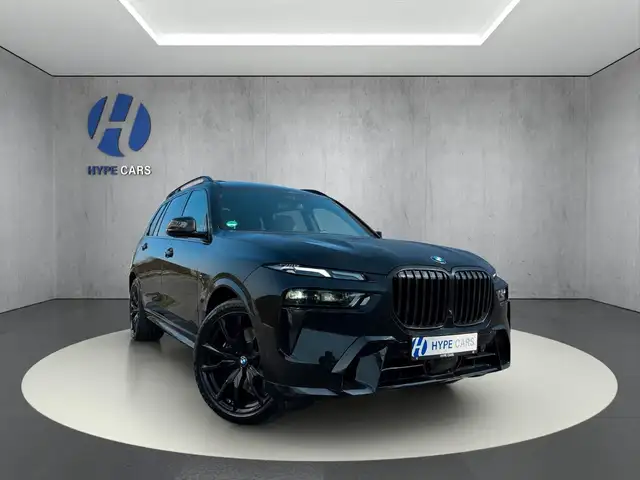 BMW X7 view 3