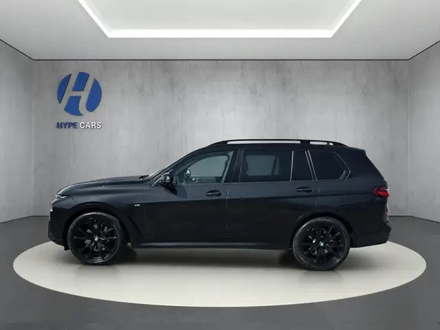 BMW X7 view 6