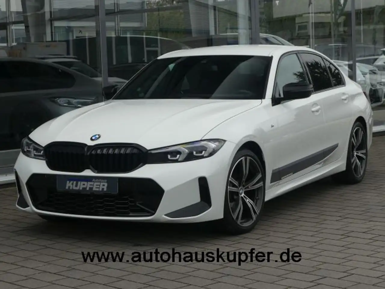 BMW 320 i xDrive M Sport NAVI°Parkass.°19Ind.°1.Hd