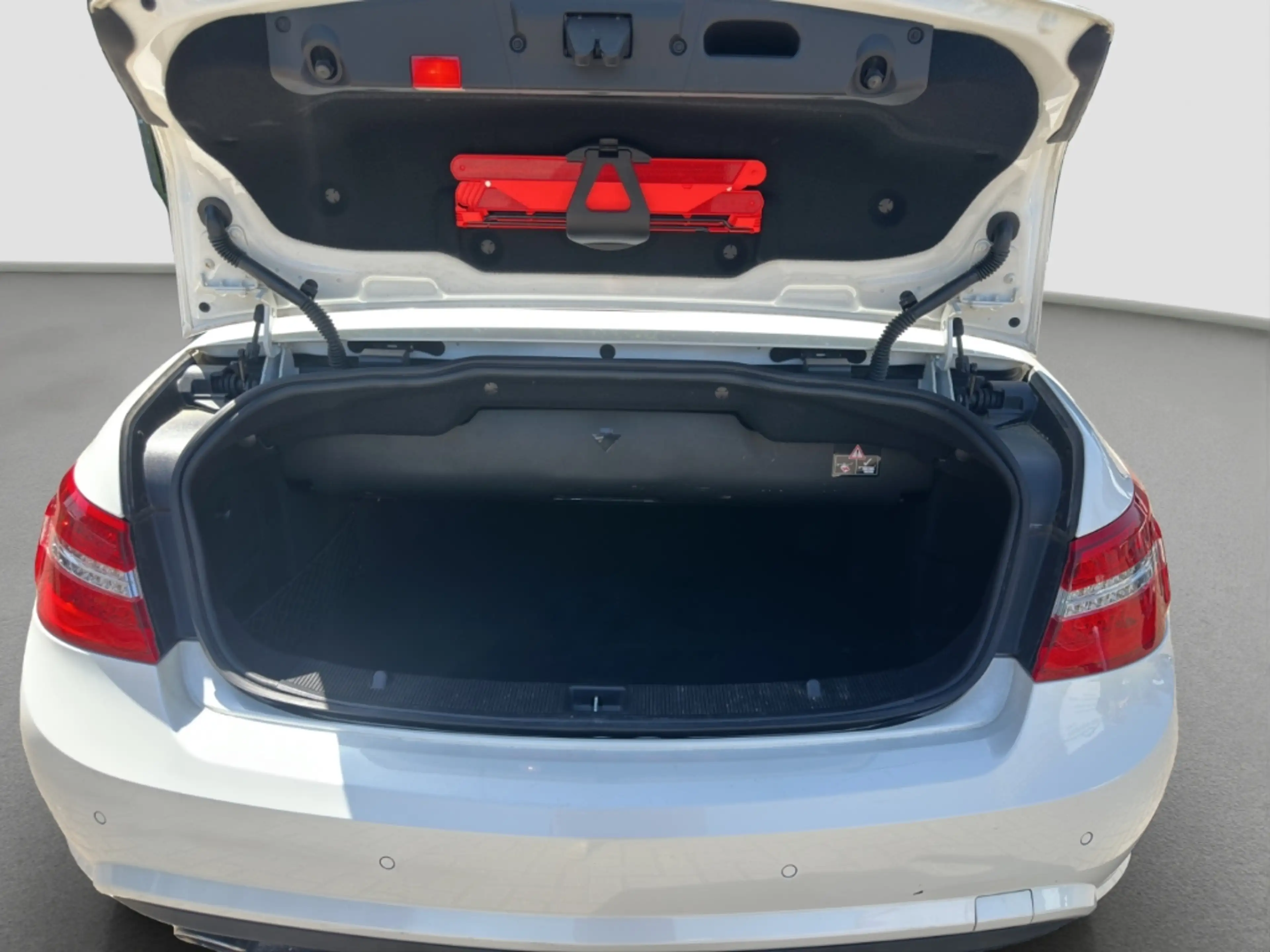 Mercedes-Benz E 250 Cabrio CDI AMG Line MANUFAKTUR H&K — photo 21