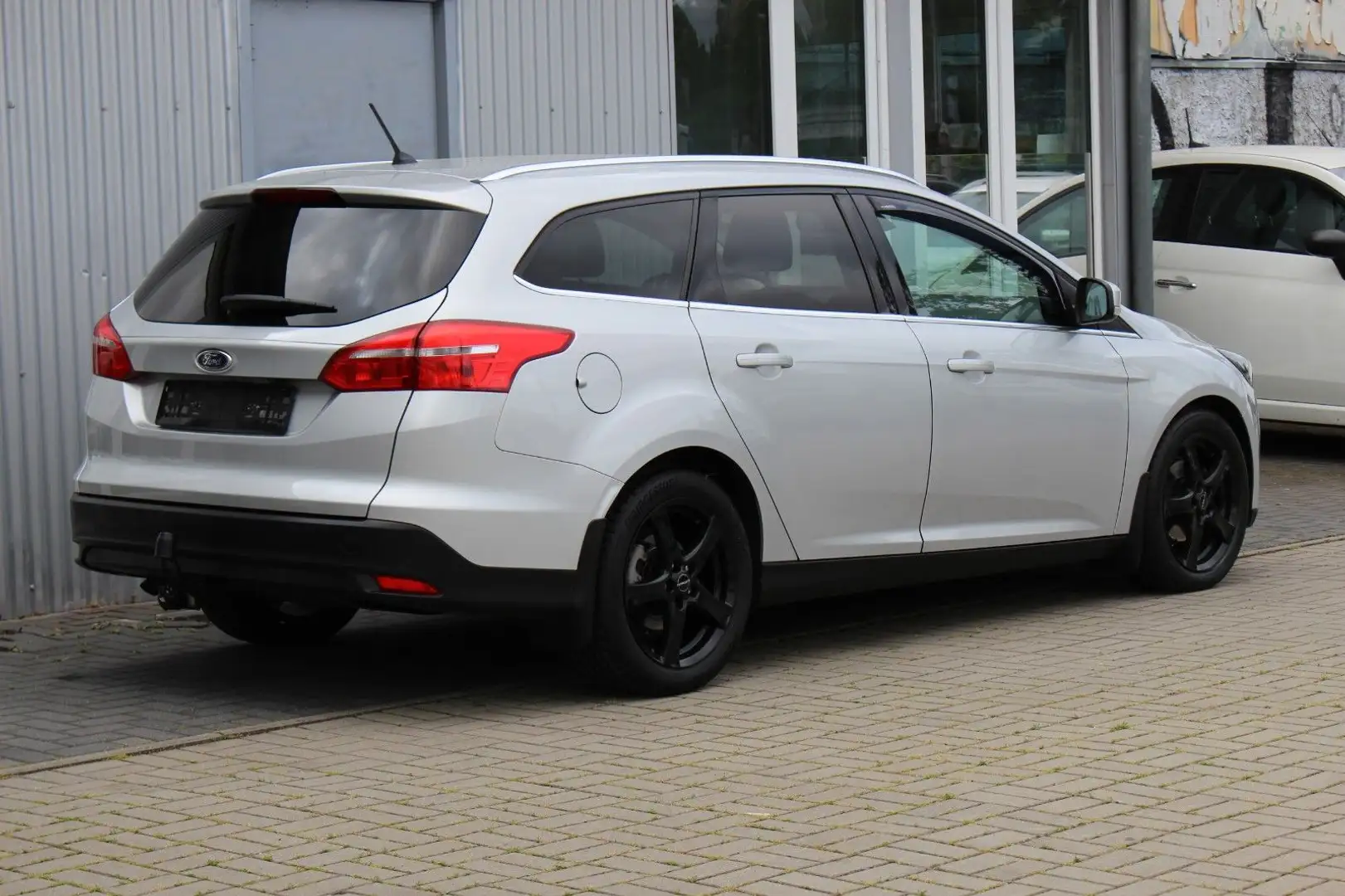 Ford Focus Turnier Titanium+Navi+Kamera+AHK+Klimaaut Silber - 2