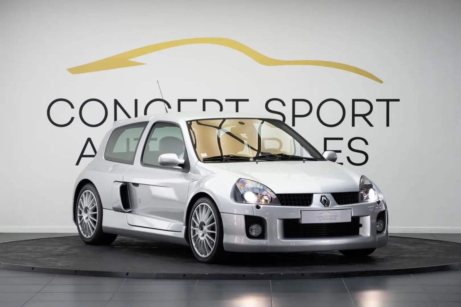 Renault Clio 3.0 V6 Sport - 1
