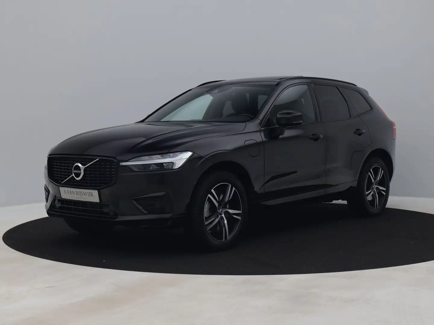 Volvo XC60 2.0 T6 Recharge AWD R-Design | PANO | CAMERA | ADA Zwart - 1