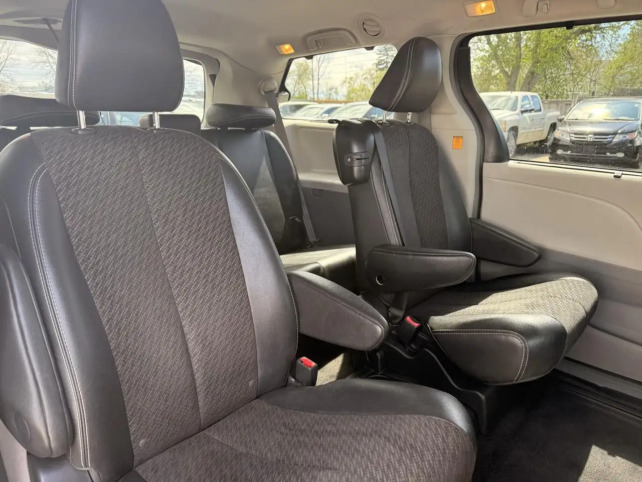 Toyota Sienna снимка Toyota Sienna