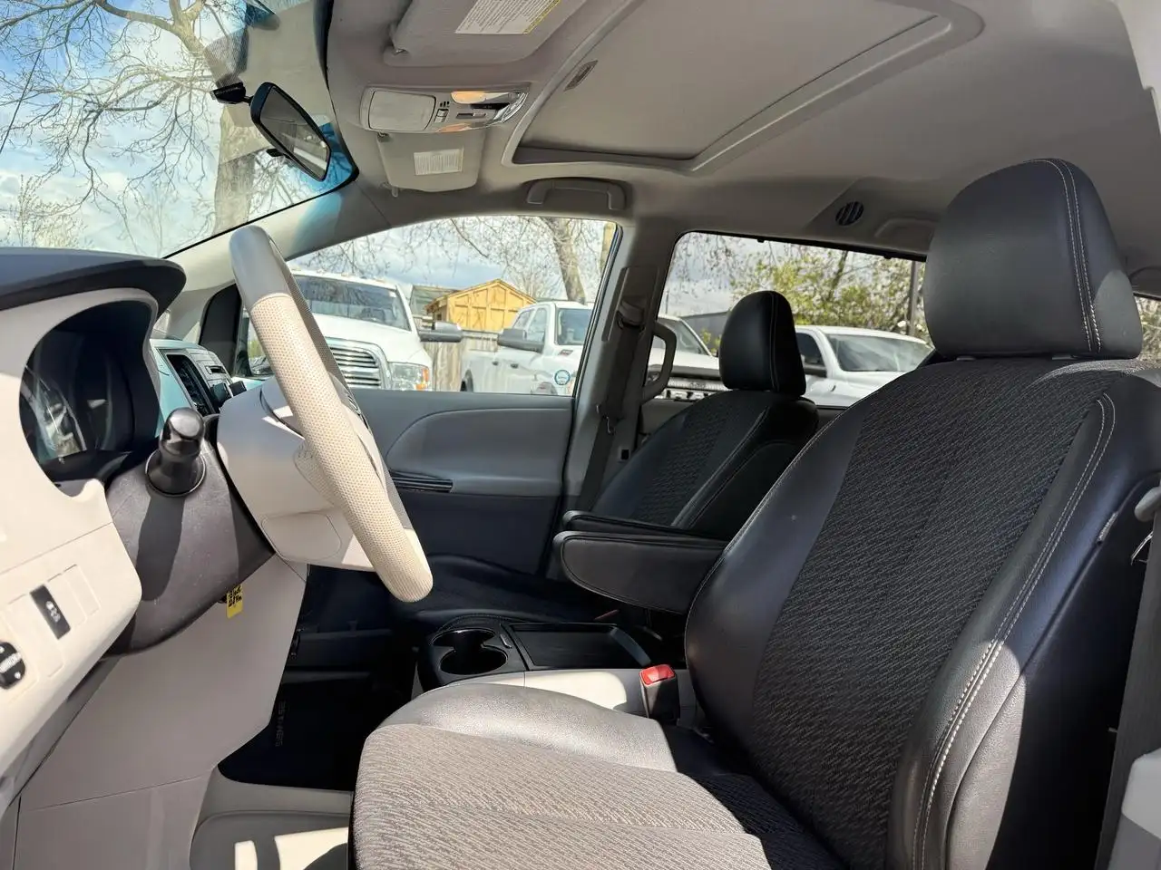 Toyota Sienna снимка Toyota Sienna