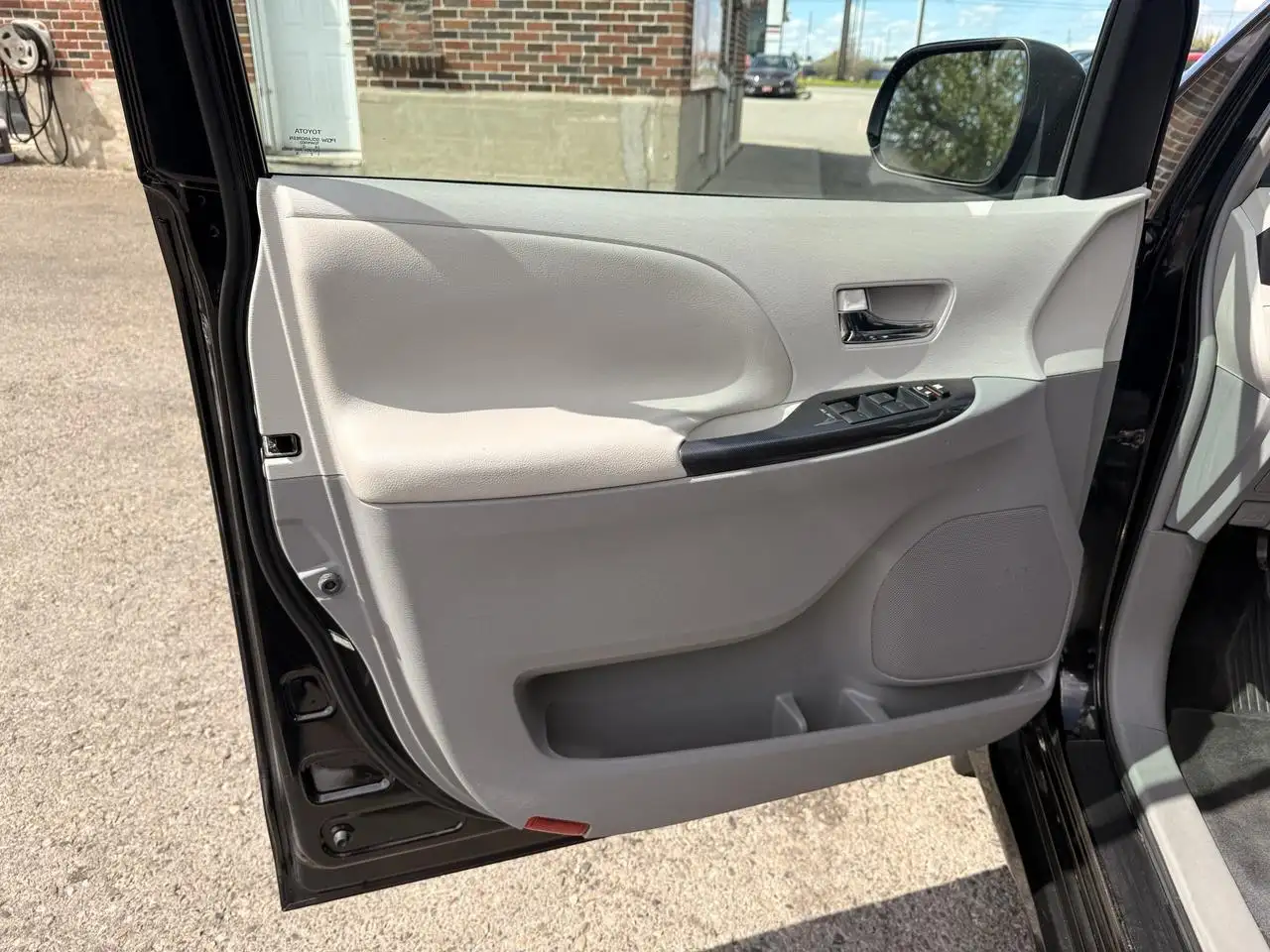 Toyota Sienna снимка Toyota Sienna
