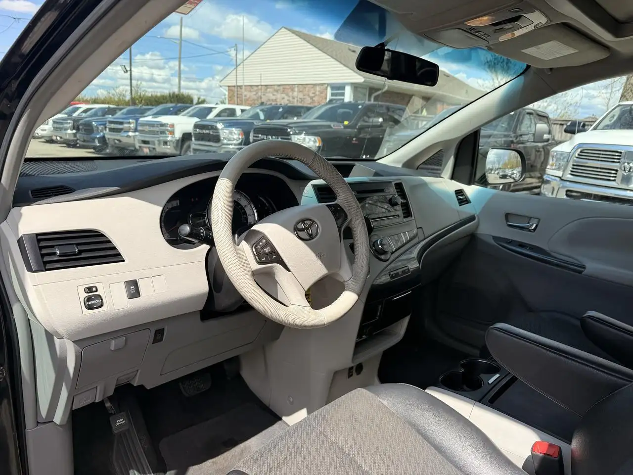 Toyota Sienna снимка Toyota Sienna