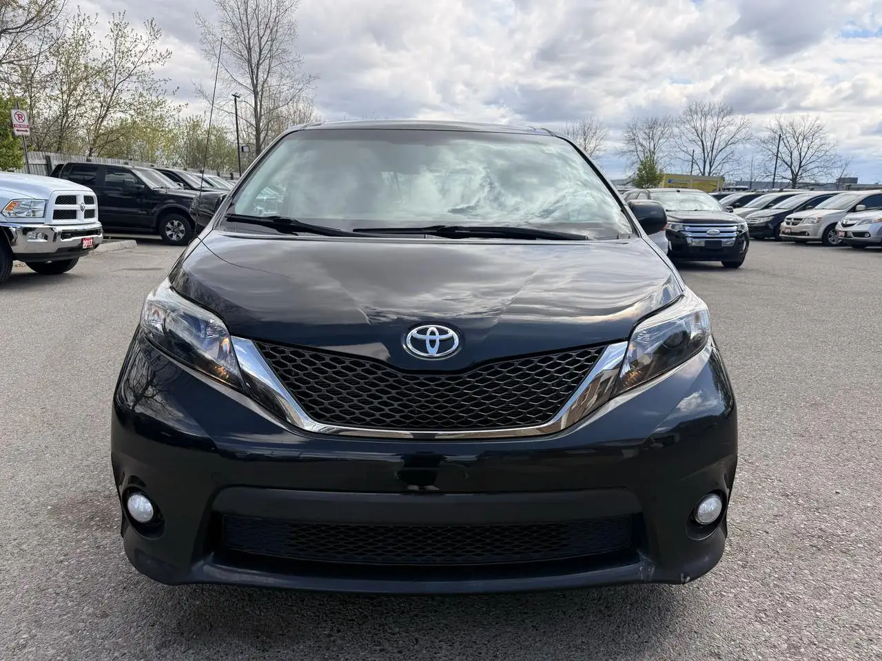 Toyota Sienna снимка Toyota Sienna